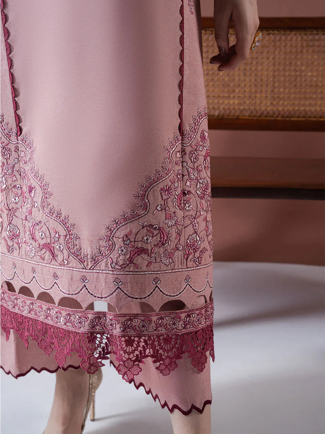 Asim Jofa - Winter 3PC Dhanak Embroidered Suit - BN3384